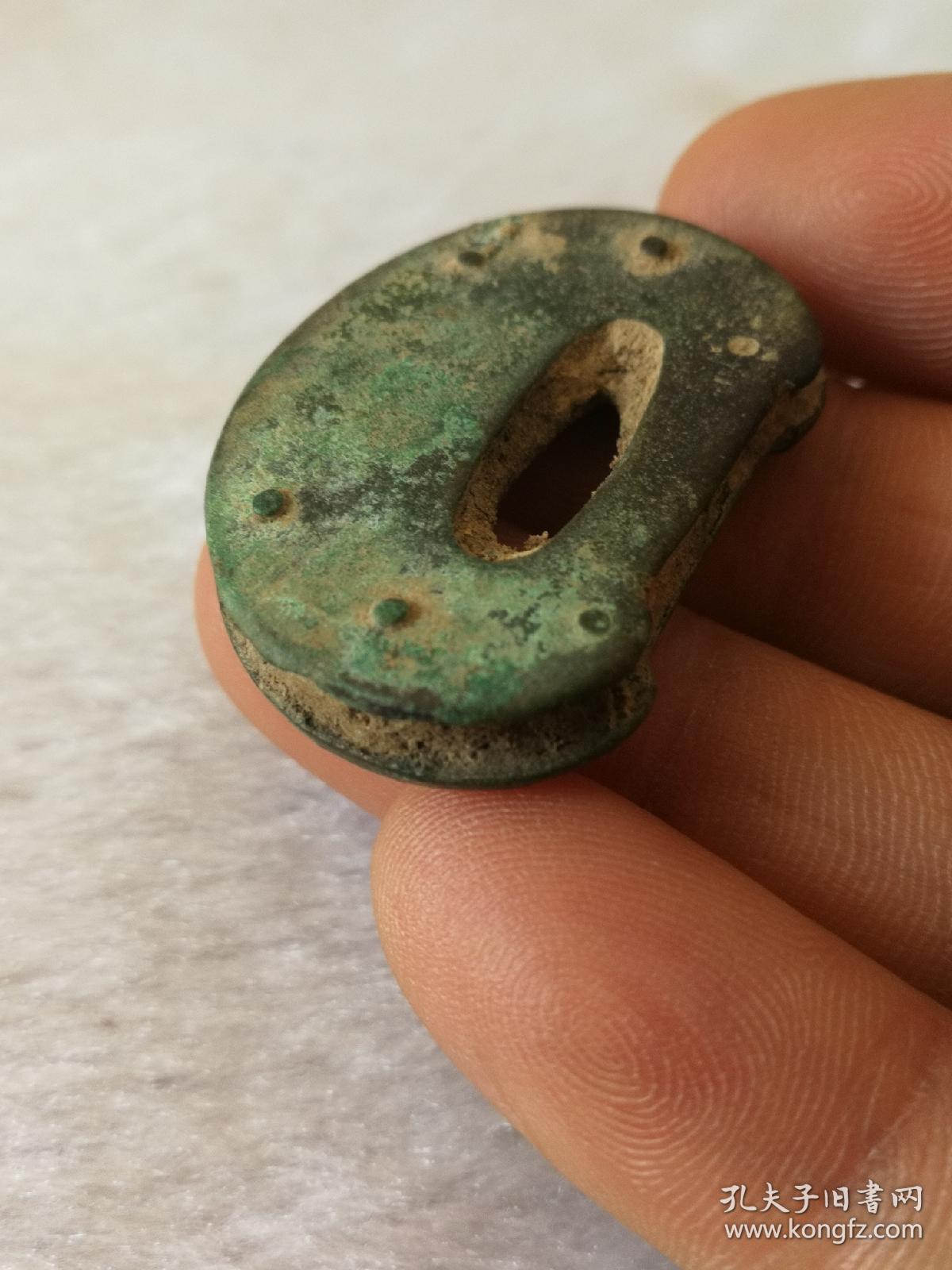 唐代大开门铜带扣,做工精细,生坑未清.锈色漂亮,无伤无裂.
