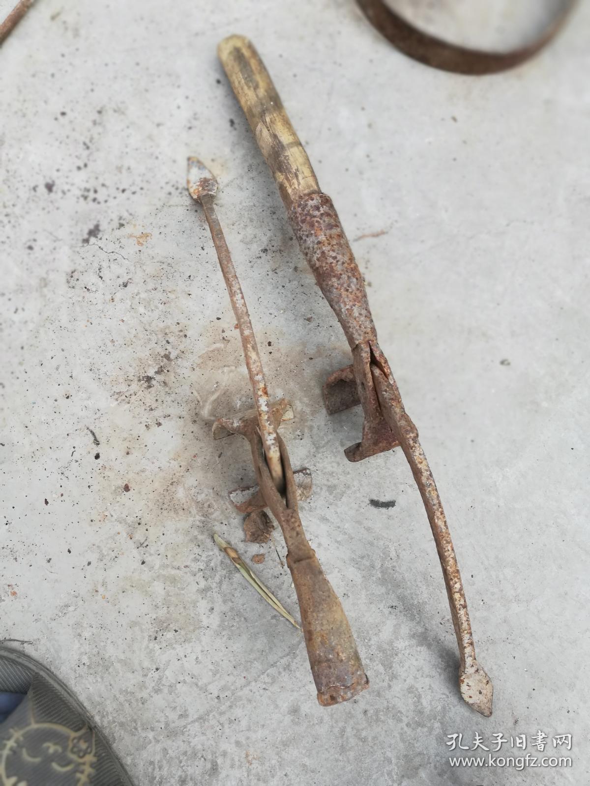 农具;棉花钳子2个一个有木柄一个无有