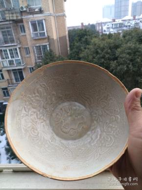 宋代定窑雕印双凤穿牡丹大碗