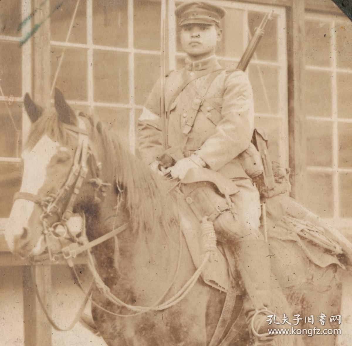 民国 背着枪的骑兵 手持军刀骑在战马上的日军士兵 蛋白老照片 清晰