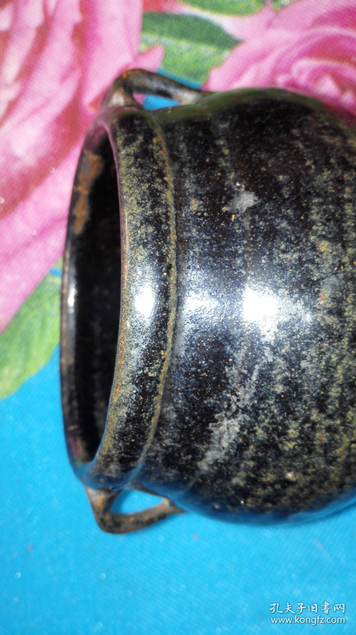 唐代黑釉双耳系罐 唐代黑釉双耳系罐.高10厘米.口直径95厘米.底足7.