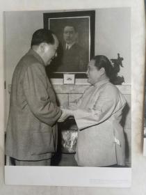 毛泽东和宋庆龄在上海。