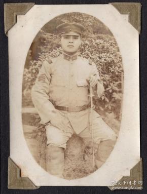 民国 手持军刀的日军下级军官 坐在花丛中 老照片 日本侵华史料