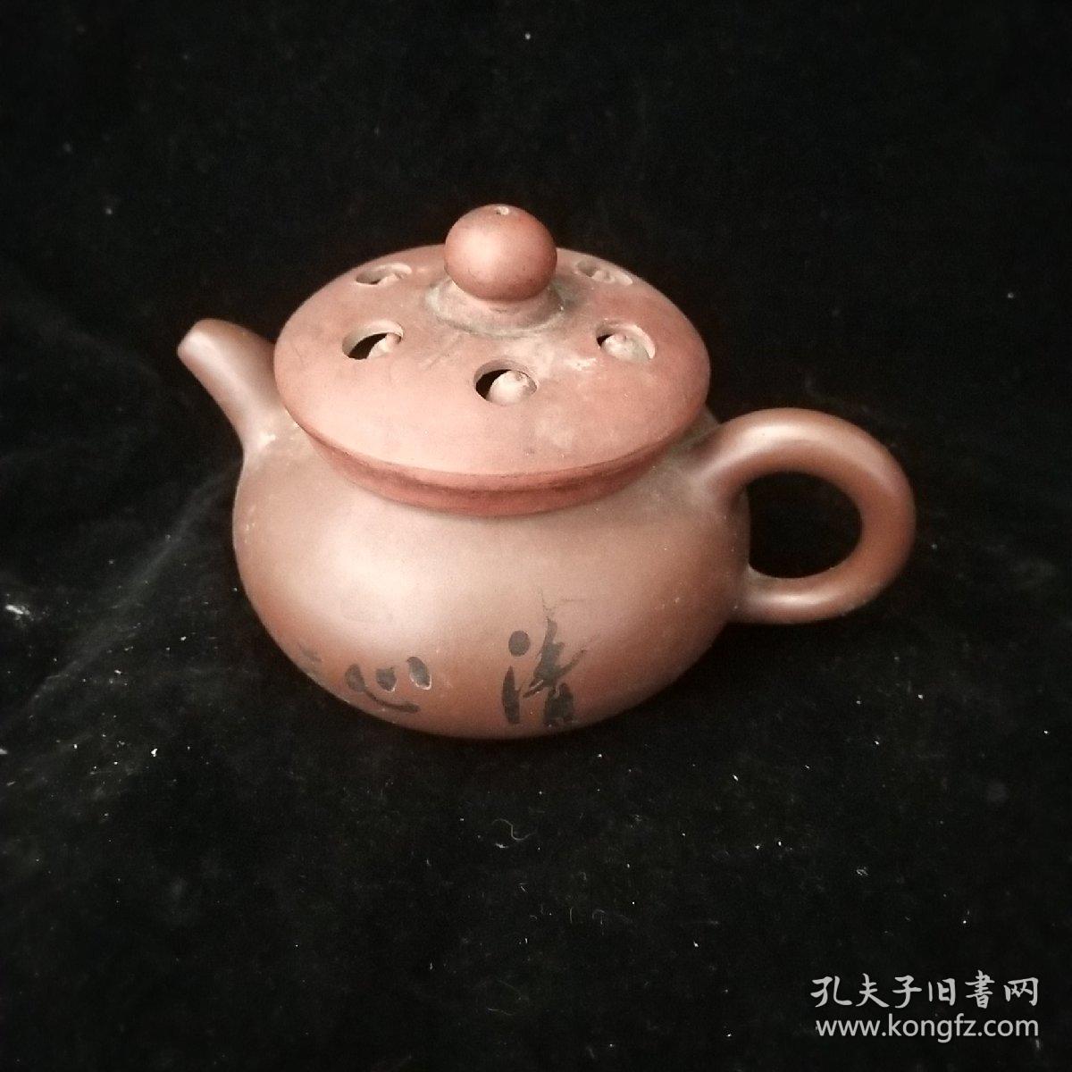 紫砂壶一把(落款壶是陶惠～盖子是配的)