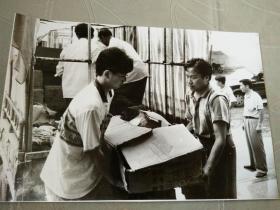 老照片; 民政局将第一批救灾物资送往大箕铺镇 [大冶县 宣传照片 八.九十年代 ]