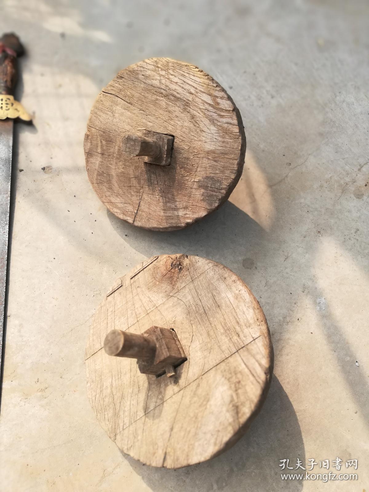 民俗类;两个木质轱辘老的不知道干啥用的木质不详
