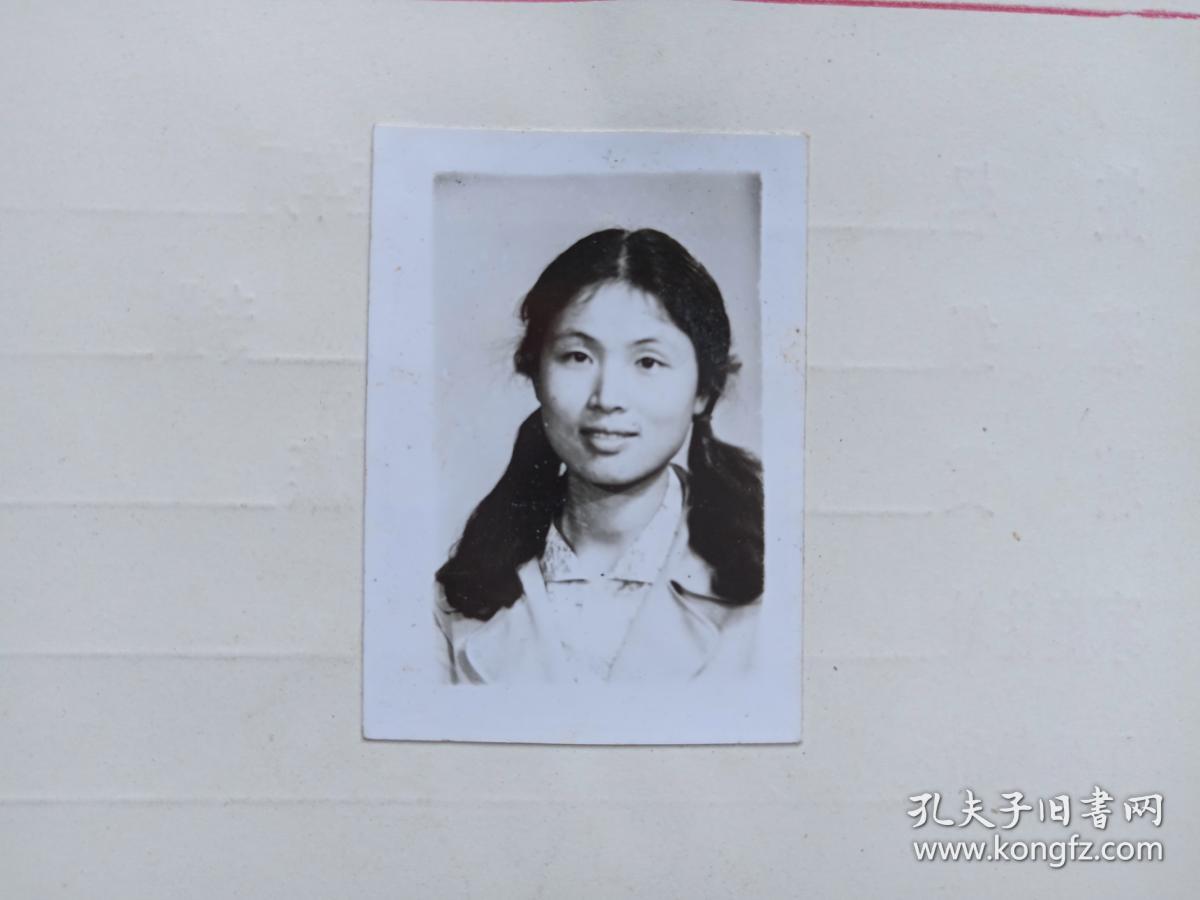 毕业同学录(1984年7月,工作单位中科院昆桂所,云南大理人)黑白老相片