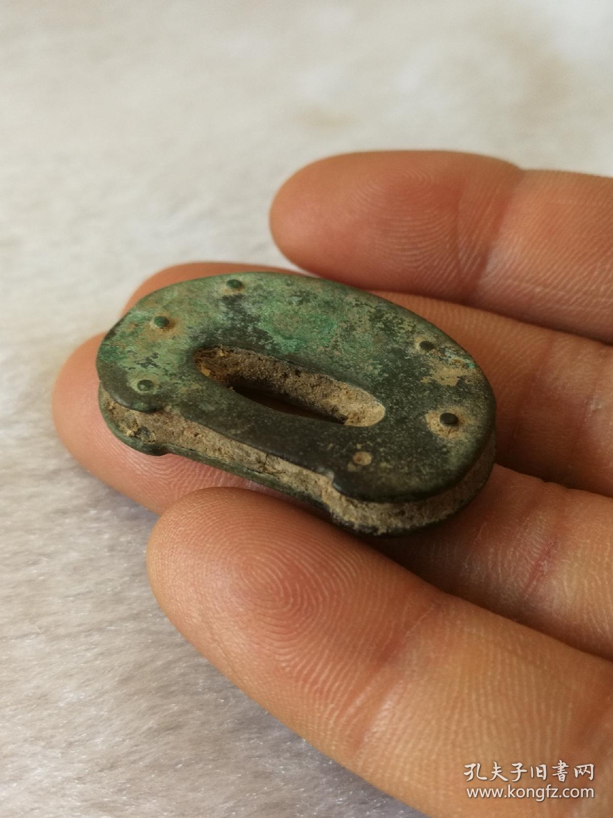 唐代大开门铜带扣,做工精细,生坑未清.锈色漂亮,无伤无裂.
