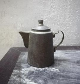 一个造型美观的民国铝质茶壶