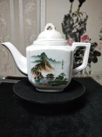 七八十年代，时期的茶壶，天下第一关图。