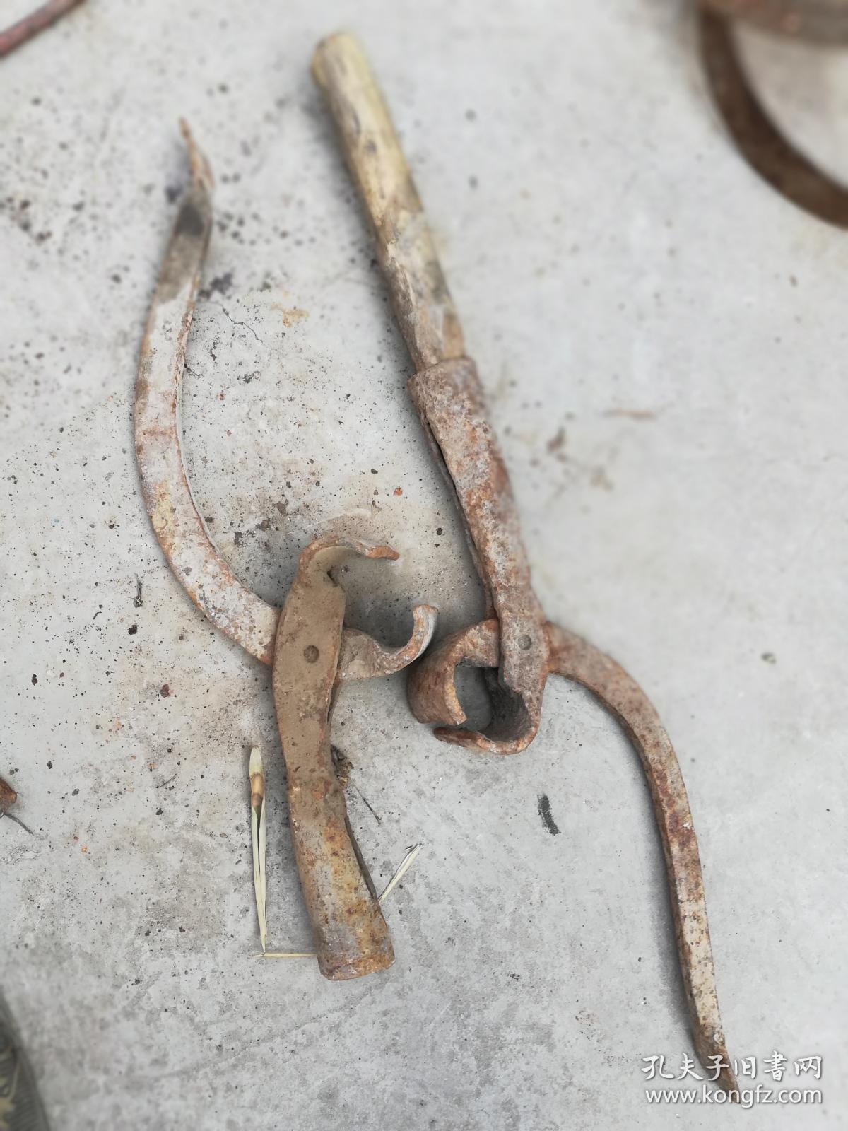 农具;棉花钳子2个一个有木柄一个无有