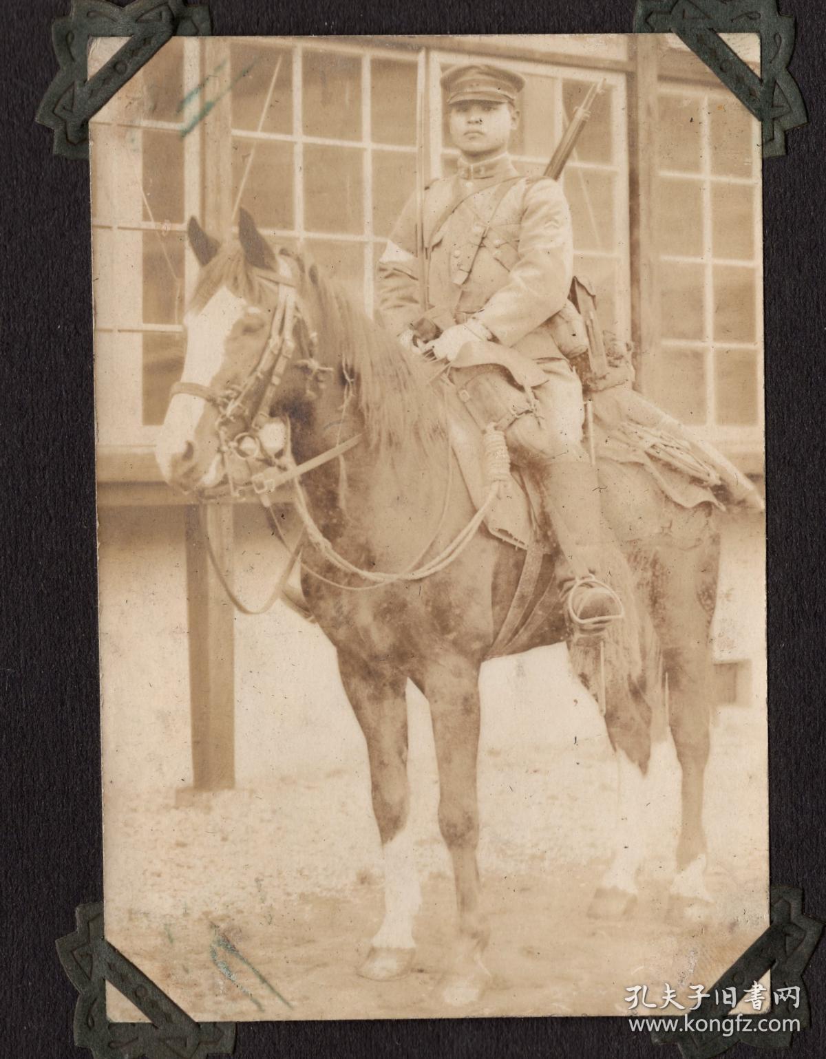 民国 背着枪的骑兵 手持军刀骑在战马上的日军士兵 蛋白老照片 清晰