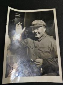 1966年吕相友拍摄毛主席在天安门城楼挥手照片，泛银