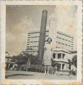 之萍摄于古巴哈瓦那,背景为古巴华人纪念碑,见