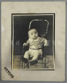 建国初期 新时代摄影社摄制 “坐在椅子上的小男孩”老照片 一枚 （贴于纸质相框） HXTX116256