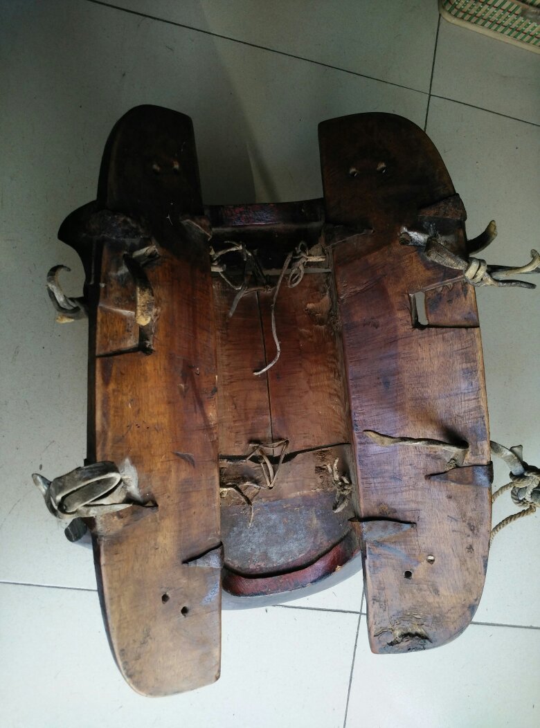 明代金丝楠木老马鞍子,比较完整,接口用牛筋连接尺寸40*35cm