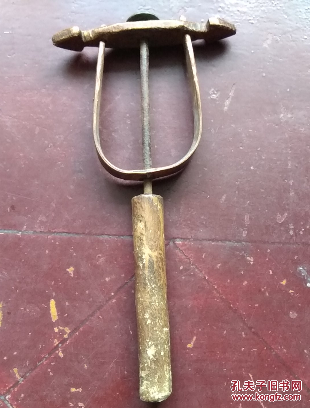 民俗用品:拧车子(以前搓麻绳工具)顶部加古币一枚