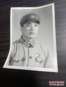 老照片：佩戴毛主席像章的军人照