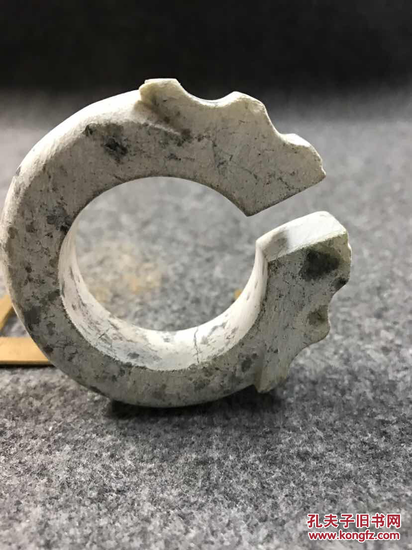 传世龙形钙质化玉