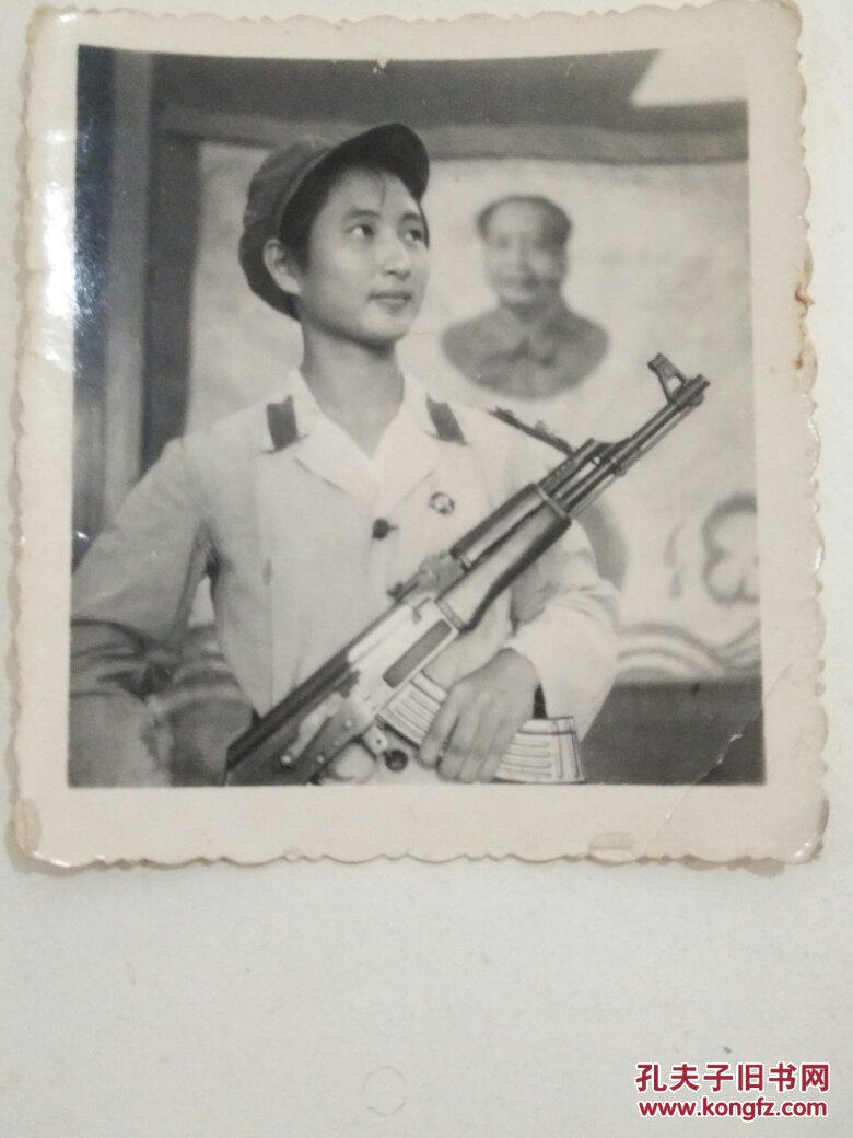 女红卫兵持枪照片(有毛像)