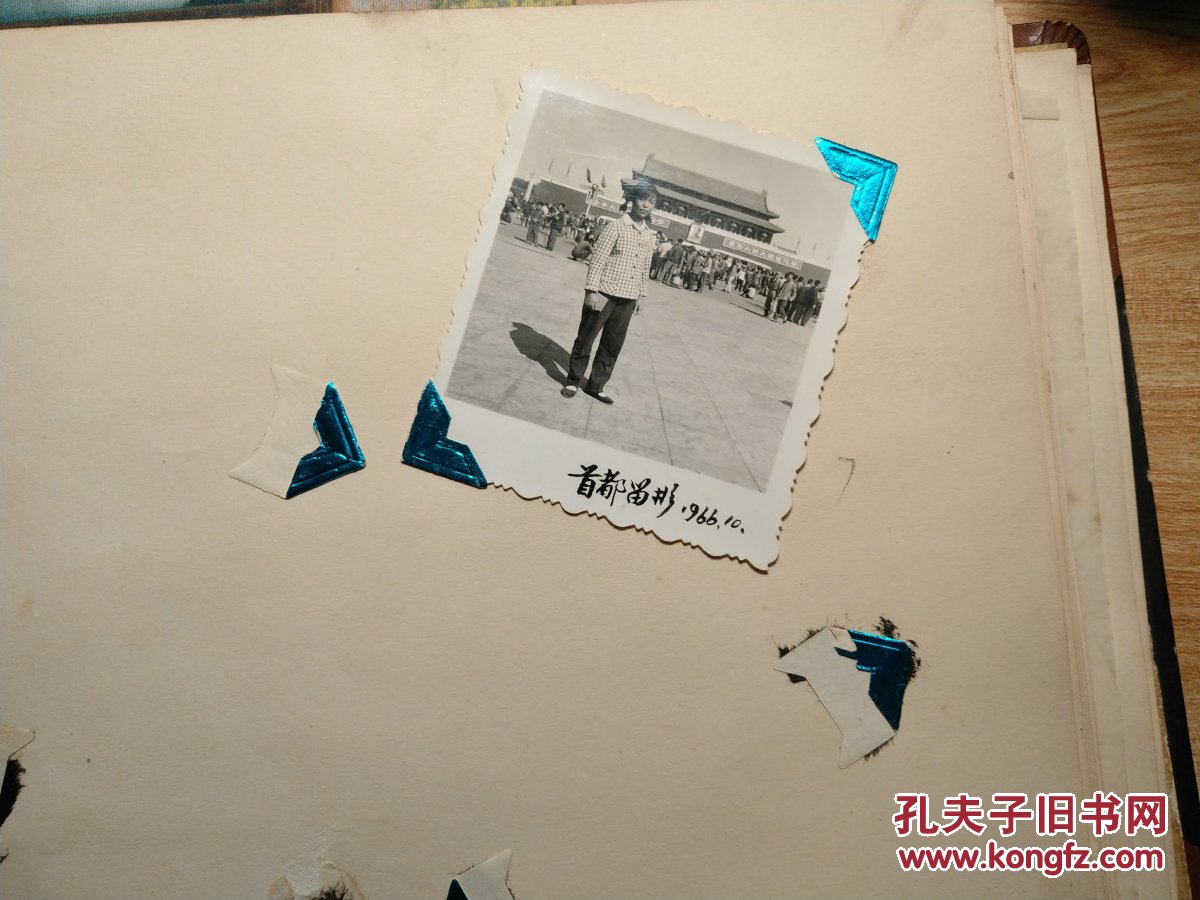 老城拆迁搬家散出稀见文革红卫兵旧相册,共约120张,其中手持语录照有