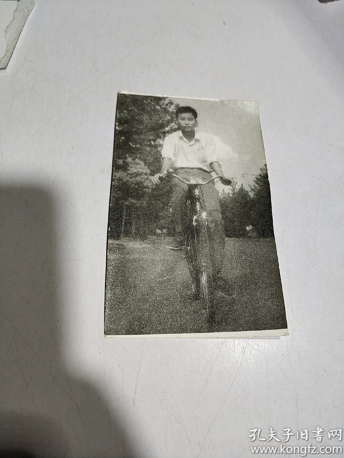 黑白老照片:一男孩骑自行车留影照
