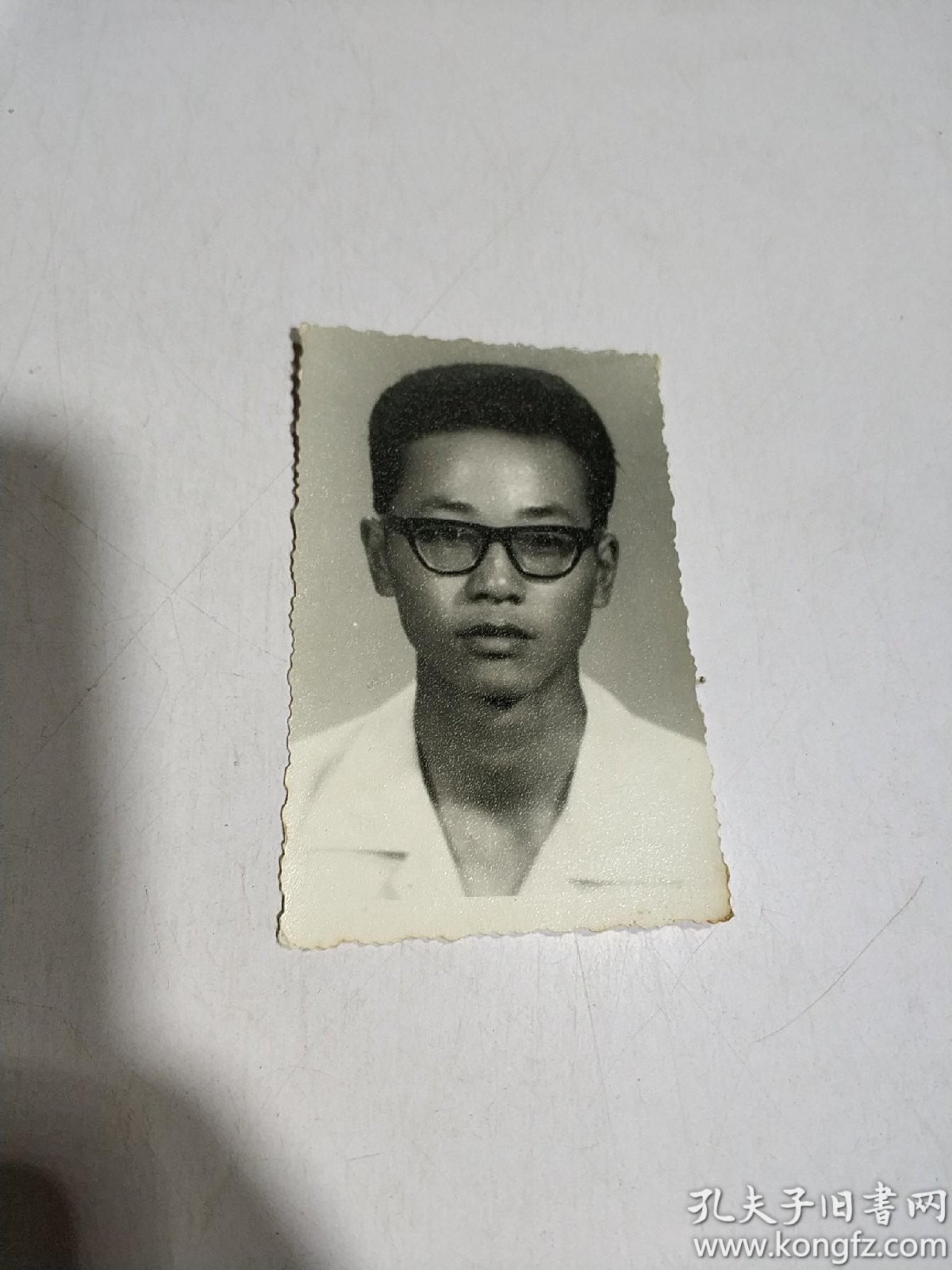 黑白老照片:一男孩头像照