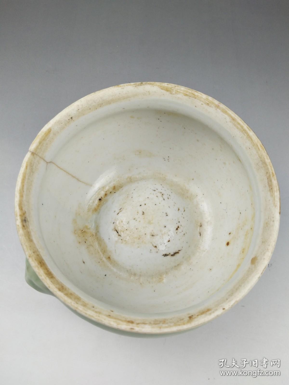 清中期豆青釉暗刻花卉香炉