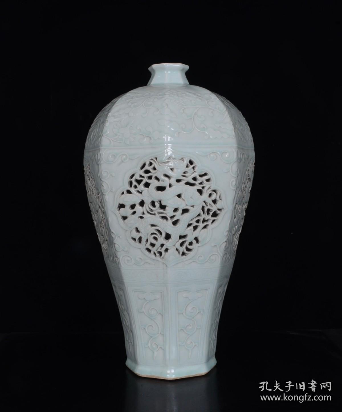 元恬青釉开窗镂空雕刻龙纹八方梅瓶