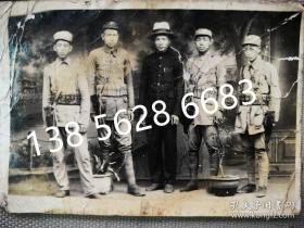 【孔网孤品】民国 《中国共产党 八路军军官 五人合影》黑白老照片1枚！尺寸：长9.2厘米*高6.6厘米。