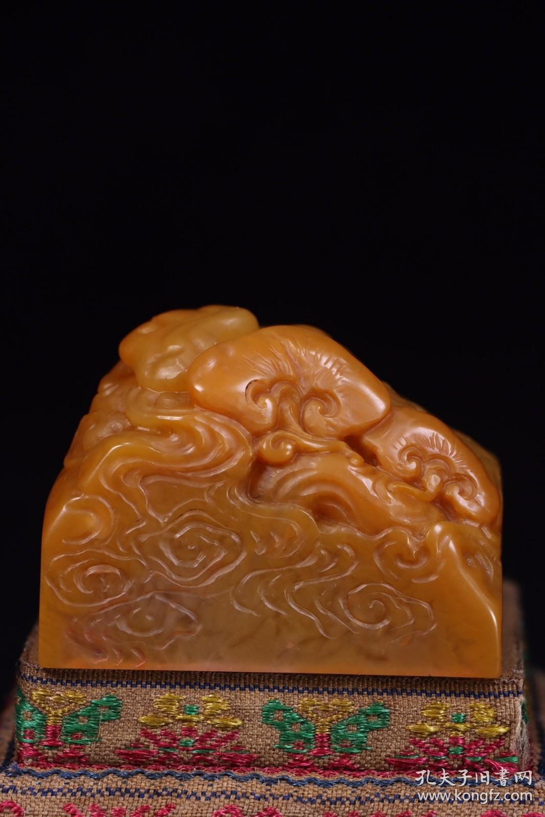 回流:极品老寿山田黄石雕灵芝钮印章. 规格:长5.4厘米,宽5.