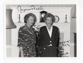 英国首相 铁娘子 撒切尔夫人 Margaret Thatcher 亲笔签名照 新闻照 画面与美国第一夫人南希里根同框 PSA鉴定