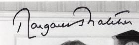 英国首相 铁娘子 撒切尔夫人 Margaret Thatcher 亲笔签名照 新闻照 画面与美国第一夫人南希里根同框 PSA鉴定