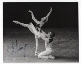 20世纪最后的芭蕾女神 俄罗斯芭蕾大师 玛卡洛娃 (Natalia Makarova) 亲笔签名舞台照