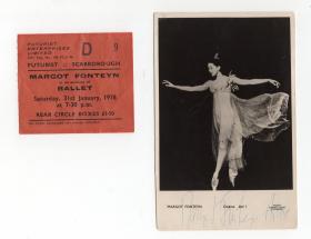 20世纪最著名的芭蕾大师之一 玛戈·芳婷 女爵(Margot Fonteyn) 1976年亲笔签名照 经典芭蕾舞剧《水中仙》造型 附当天演出门票