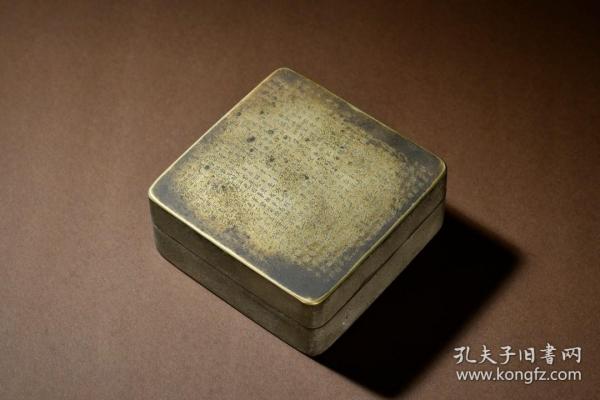 旧藏 老铜胎诗文文房墨盒 规格：厚4.1cm 宽9.7cm重545克 文房收藏精品，盖面錾刻诗文，以刀代笔，字体清晰规整，皮壳老辣。