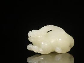 和田白玉手工雕刻独角瑞兽手把件
