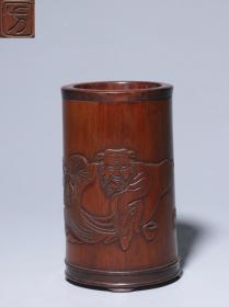 回流.民國.竹雕手工雕刻人物醉酒筆筒 尺寸:高12.3厘米，口徑5.5厘米，直徑7厘米，重133.4克