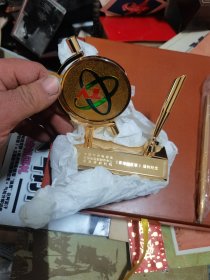 中国中央电视台纯铜鎏金纪念表笔插摆件