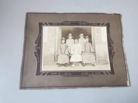 民国时期朋友五人在山东胶东半岛农村客厅门前拍摄的合影老照片