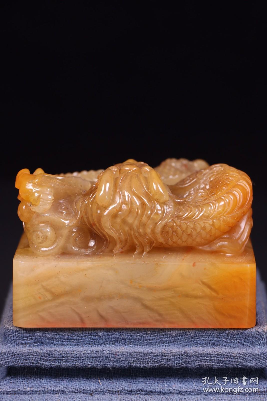 简介:此藏品精取上乘田黄石,石质莹润,色泽黄正通透,萝卜纹清晰,浮雕