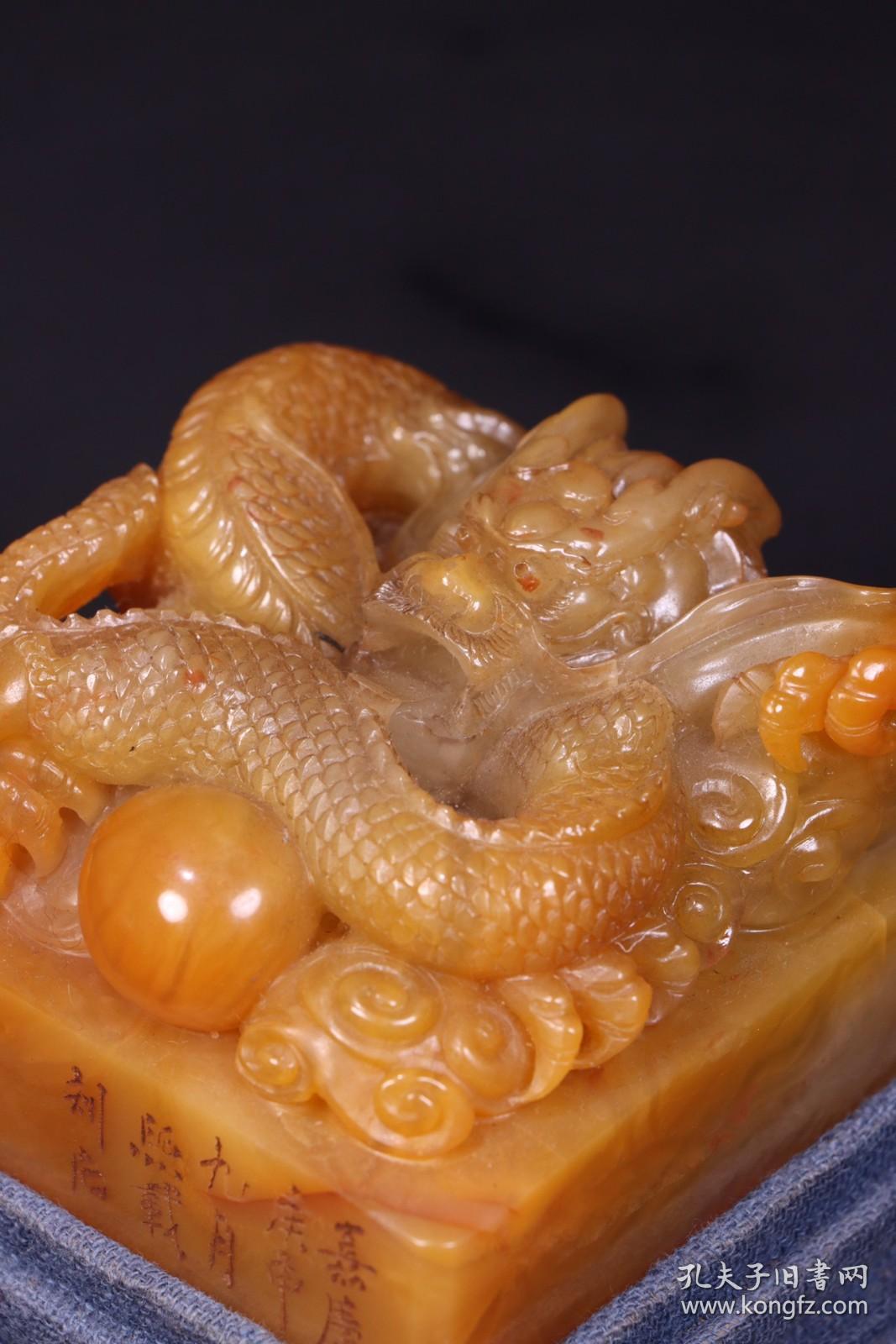 简介:此藏品精取上乘田黄石,石质莹润,色泽黄正通透,萝卜纹清晰,浮雕