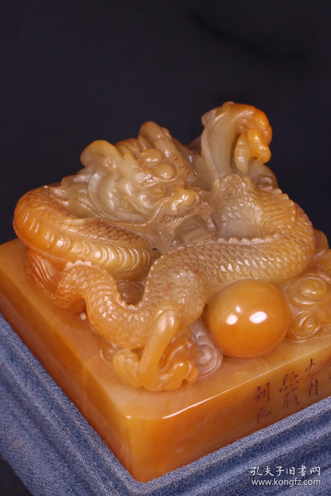 旧藏:极品田黄石雕盘龙钮印章. 规格:长7.2厘米,宽7.1厘米,高4.