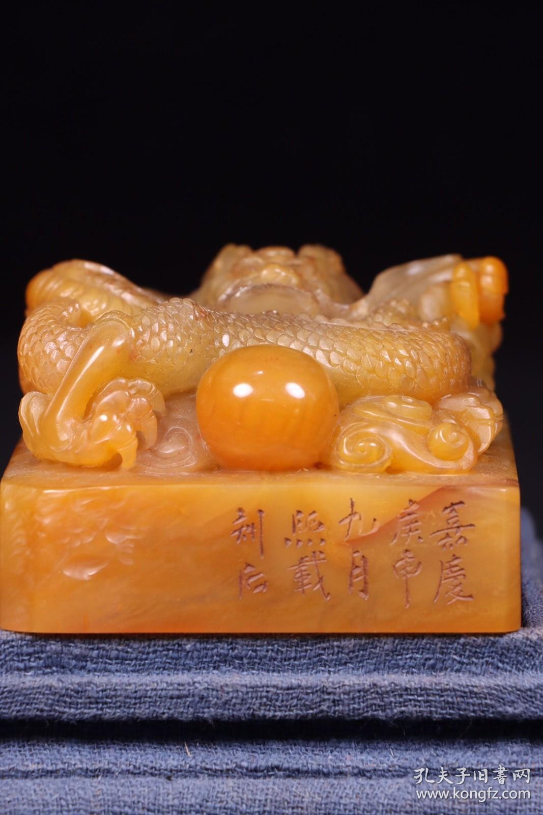 旧藏:极品田黄石雕盘龙钮印章. 规格:长7.2厘米,宽7.1厘米,高4.