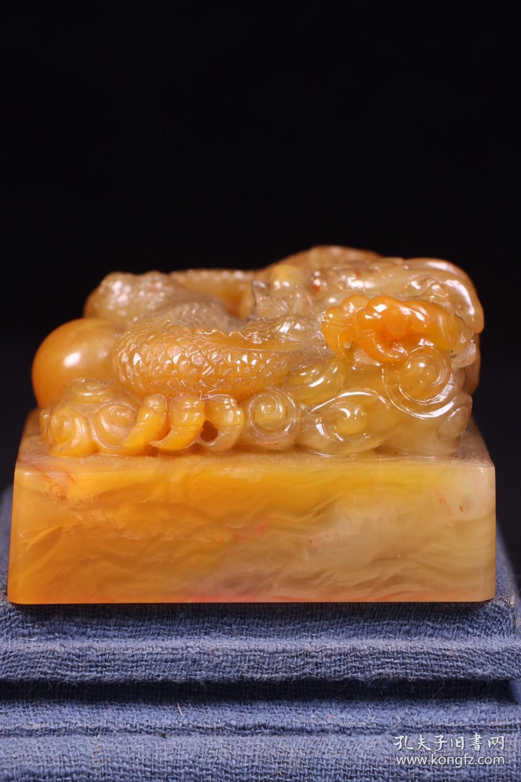 简介:此藏品精取上乘田黄石,石质莹润,色泽黄正通透,萝卜纹清晰,浮雕