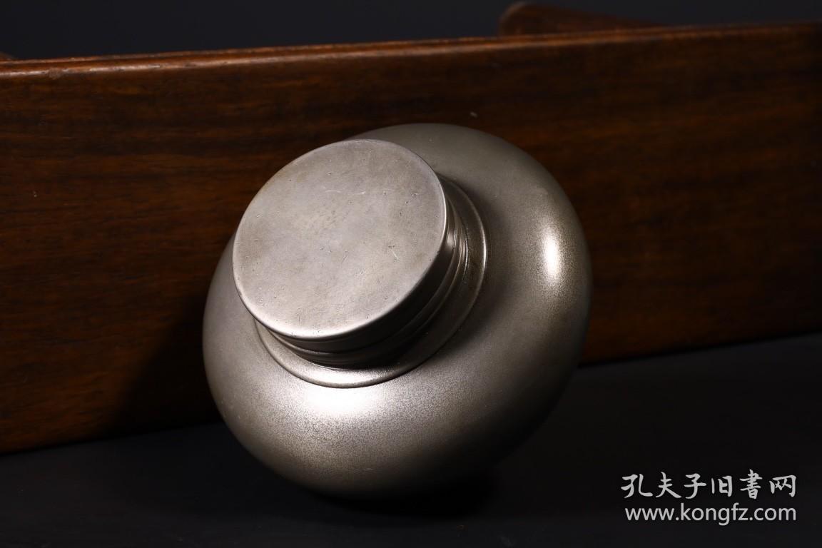 旧藏锡制茶叶罐规格腹径94cm高厚72cm重428g此器锡制胎体厚实质地精良
