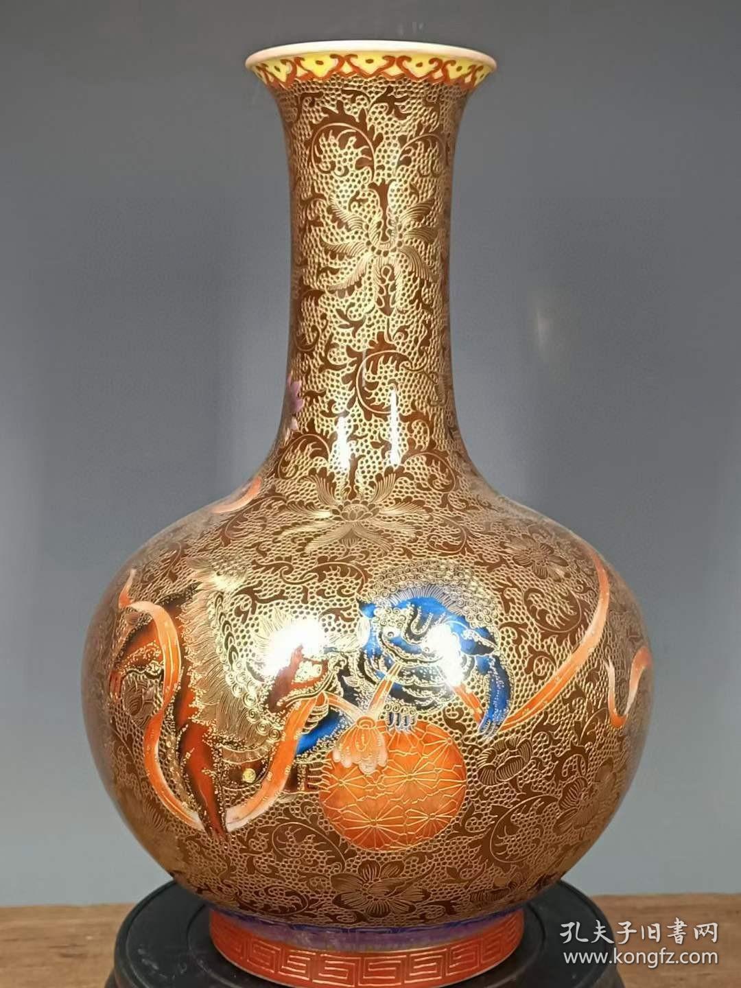 乾隆年制珐琅彩掐金丝狮子滚绣球赏瓶画工精美做工精致掐丝均匀漂亮