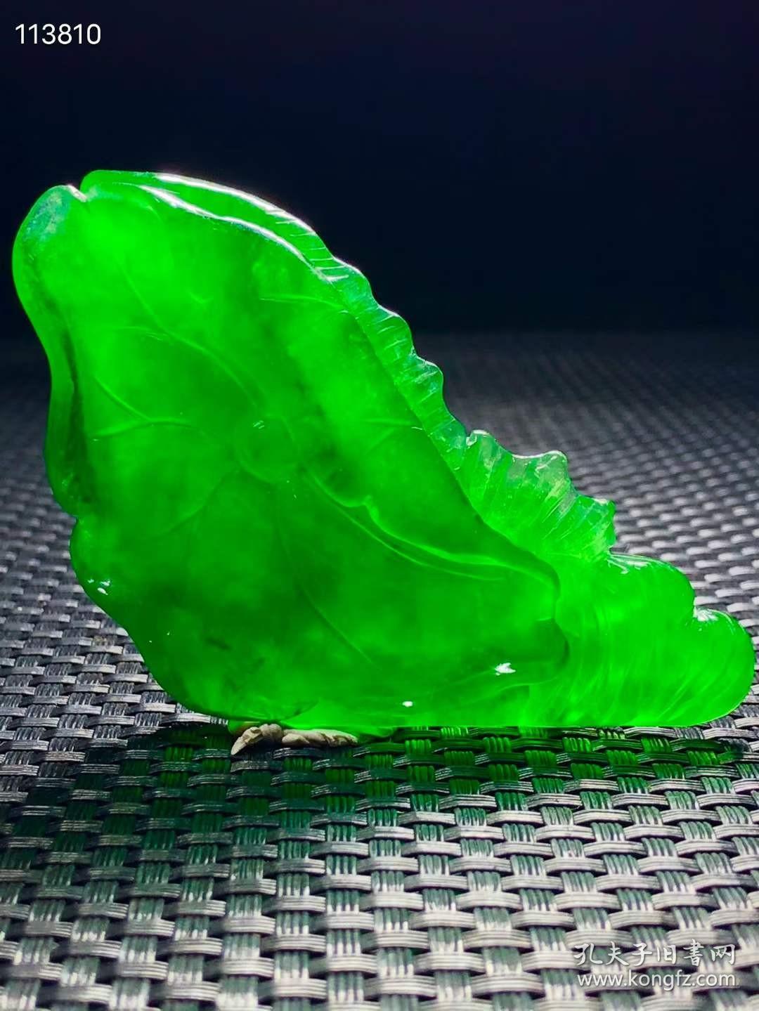 帝王绿高冰翡翠鱼摆件,整体雕刻,选料上乘,满绿通透,油润包浆,完整全