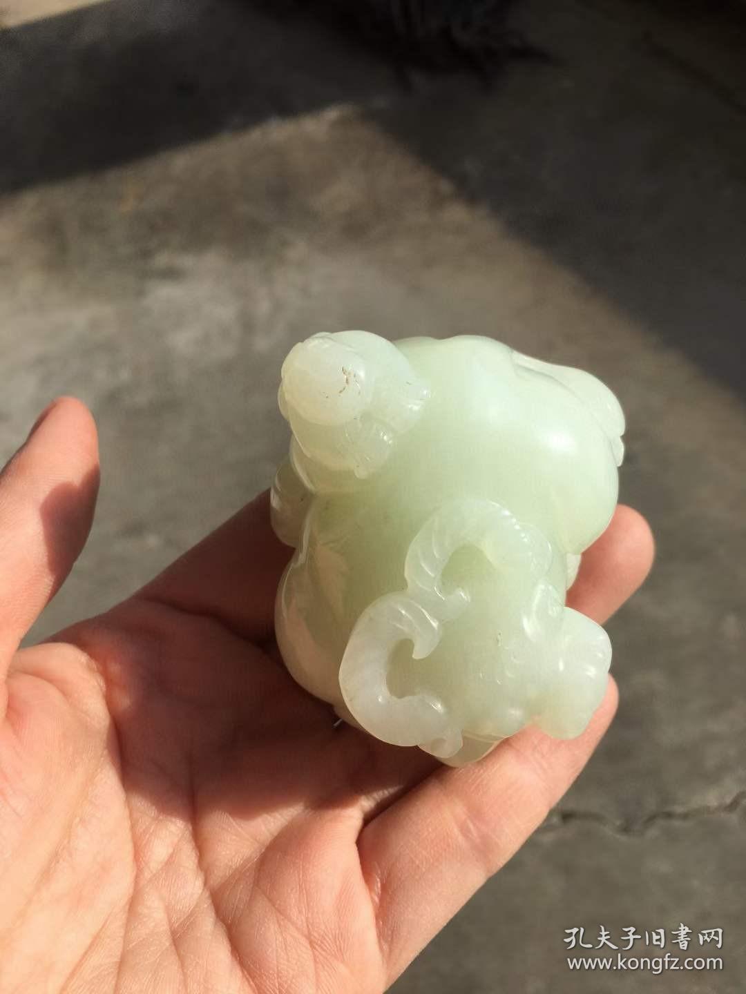 和田玉雕牧童骑牛摆件,雕刻精美流畅玉质温