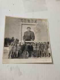 文革时期巨幅毛主席像前集体照 尺寸12-12.5